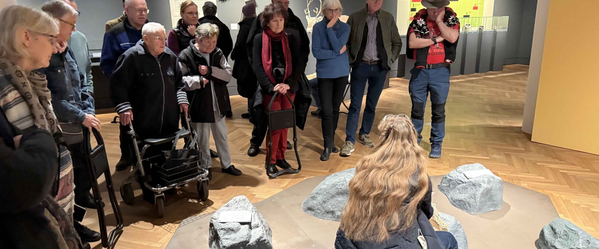 Feuer machen im Mittelalter - Vorführung in der Ausstellung "Essen und Trinken" der Reiss-Engelhorn-Museen mit Britta Bock (PIC) am 12. Januar 2025