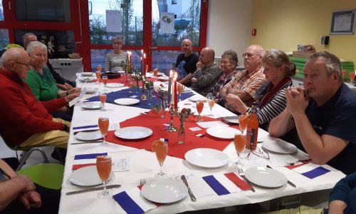 Festlich französisch gedeckter Tisch beim PIC-Kochabend "Essen wie Gott in Frankreich" im April 2025 mit den Teilnehmenden in Erwartung des fertigen Menüs