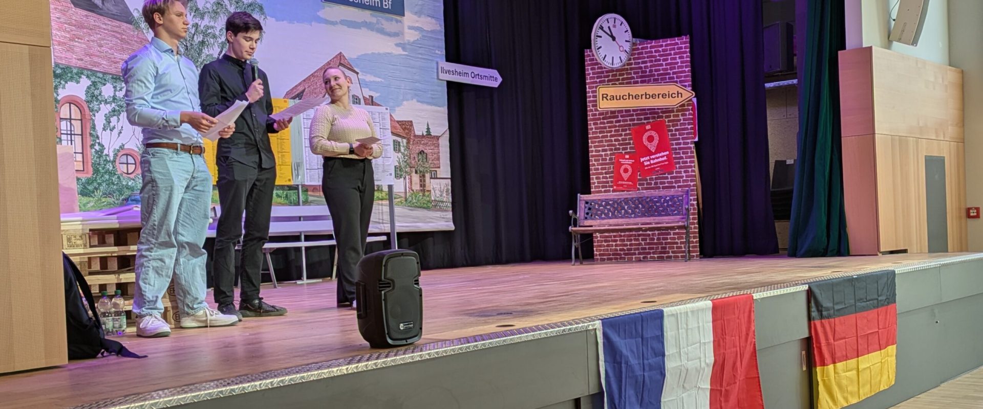 Der Jugendgemeinderat von Ilvesheim beim Schülerempfang im Rahmen des Schüleraustauschs des Gymnasiums Feudenheim mit dem Collège in Chécy, 31. März 2025