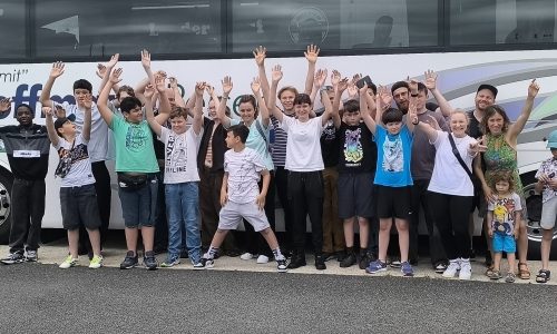 Die Jugendlichen und ihre Betreuer vor der Rückfahrt am 1. Juni 2025 auf einem Abschiedsfoto